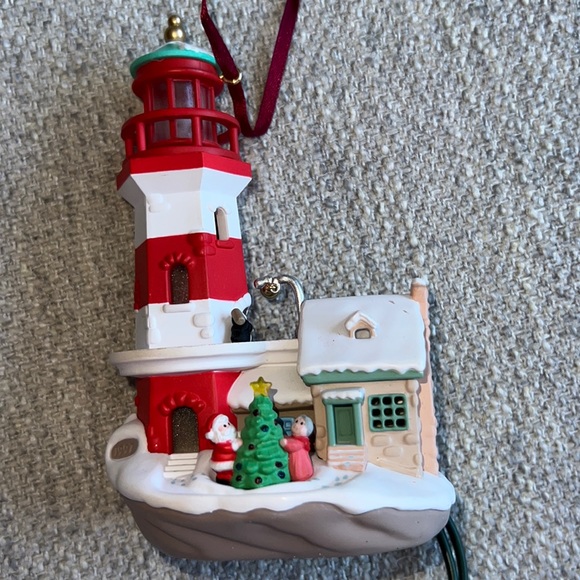 Hallmark Light up blinking lighthouse Ornament - Picture 3 of 6